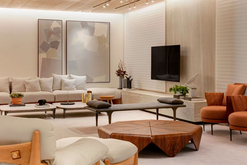 Sala moderna com sofá, mesa de centro e decoração elegante