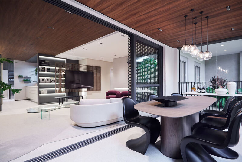 Sala de estar moderna com mesa elegante e decoração contemporânea