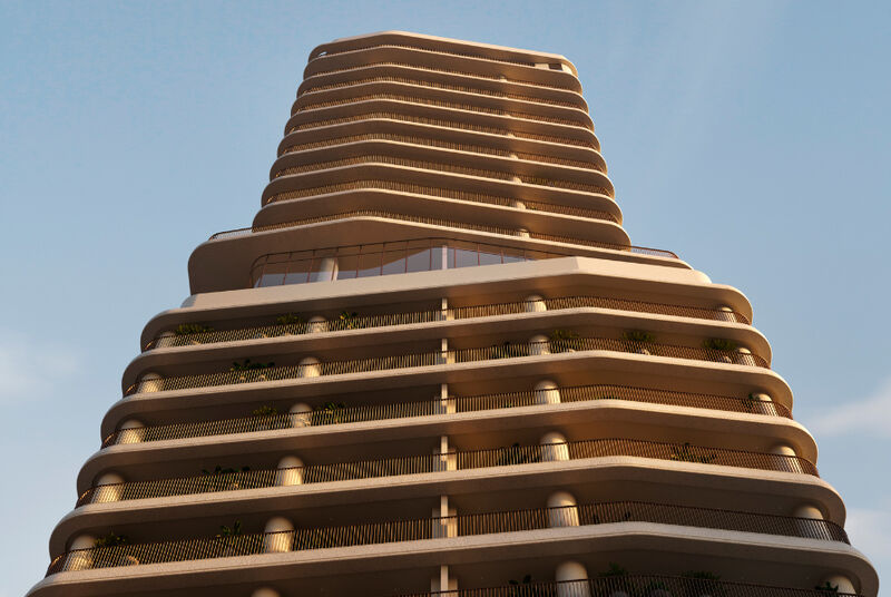 Fachada moderna de edifício em formato piramidal