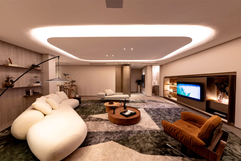 Sala moderna com iluminação suave e mobiliário contemporâneo