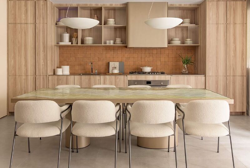 cozinha-moderna-mesa-madeira-cadeiras.png