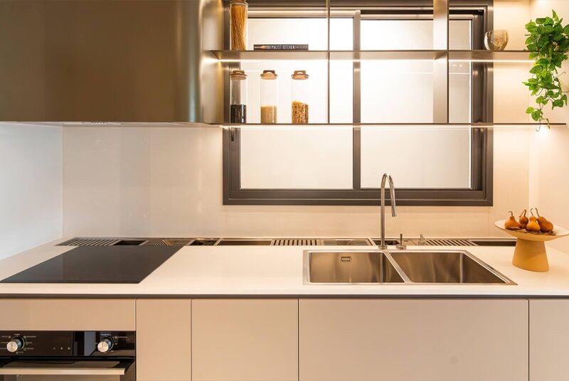 Cozinha moderna com bancada e utensílios elegantes