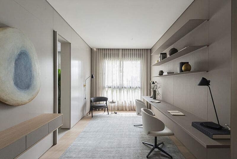 Escritório moderno com móveis minimalistas e decoração neutra