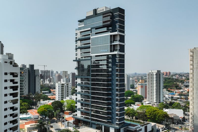 Prédio moderno em área urbana com vegetação
