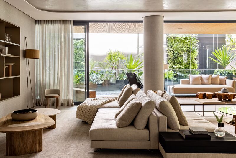 Sala de estar moderna com plantas e luz natural