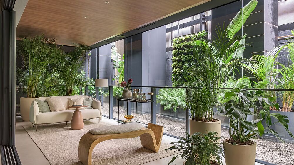 Sala de estar moderna com plantas e decoração elegante.