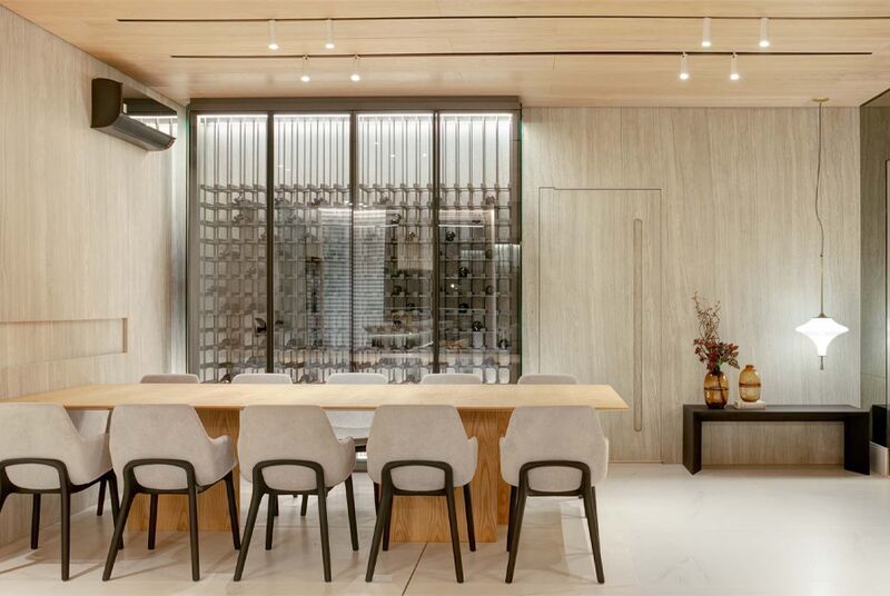 Sala de jantar moderna com mesa de madeira e cadeiras neutras