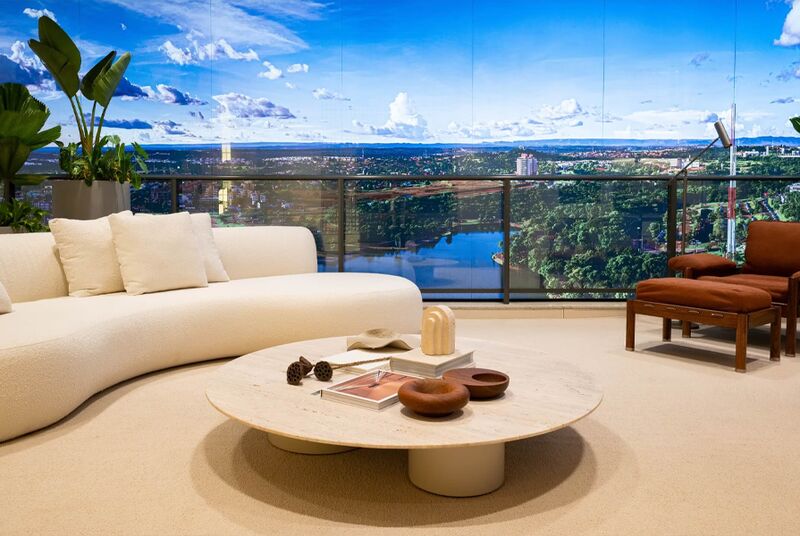 Sala moderna com vista e decoração minimalista.