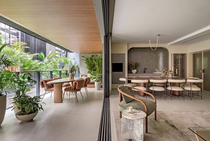 Sala moderna com plantas e mobiliário elegante.