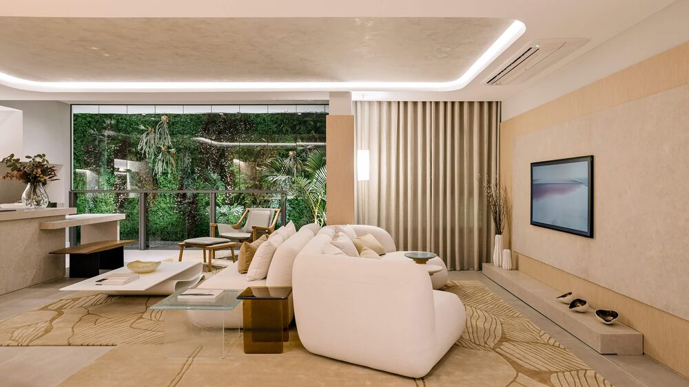 Sala moderna com sofá branco e decoração minimalista.