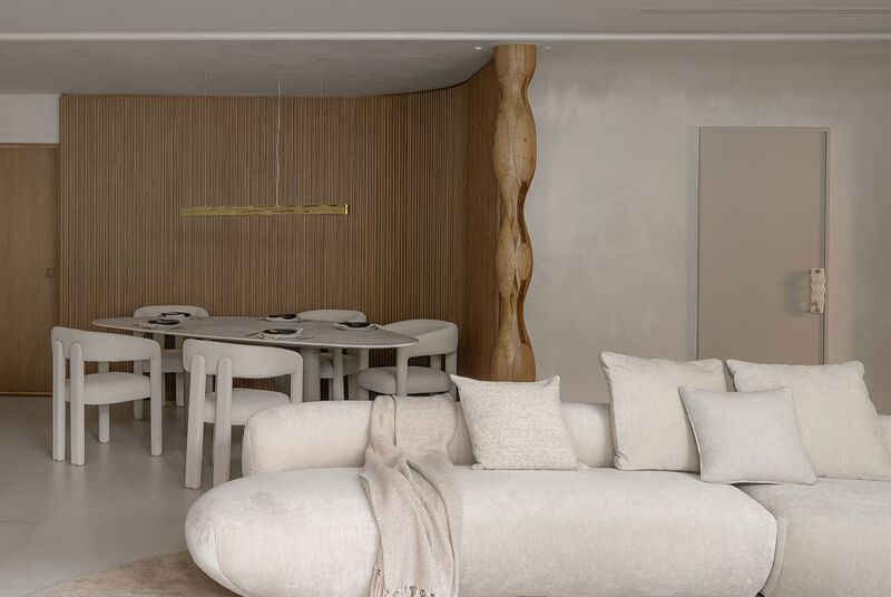 Sala moderna com sofá claro e mesa de jantar elegante