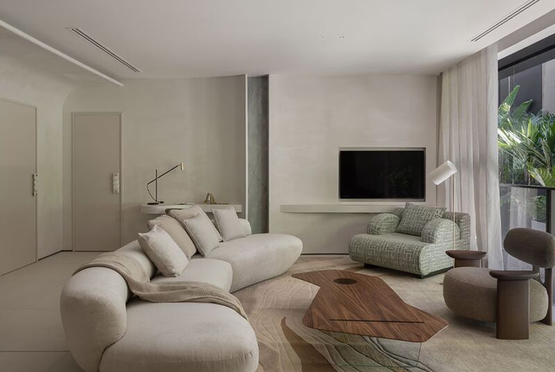 Sala moderna com sofá curvo e mesa de madeira