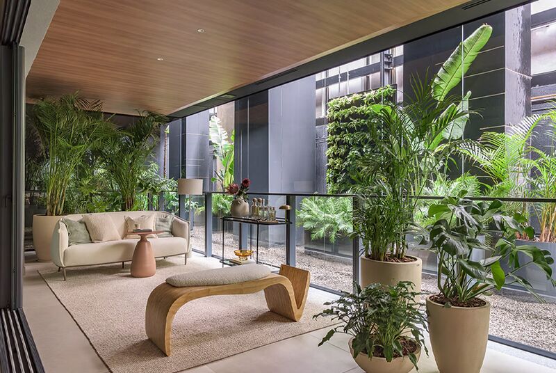 Varanda moderna com plantas e sofá confortável