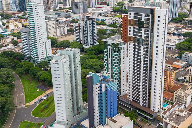 Vista aérea de edifícios modernos em área urbana